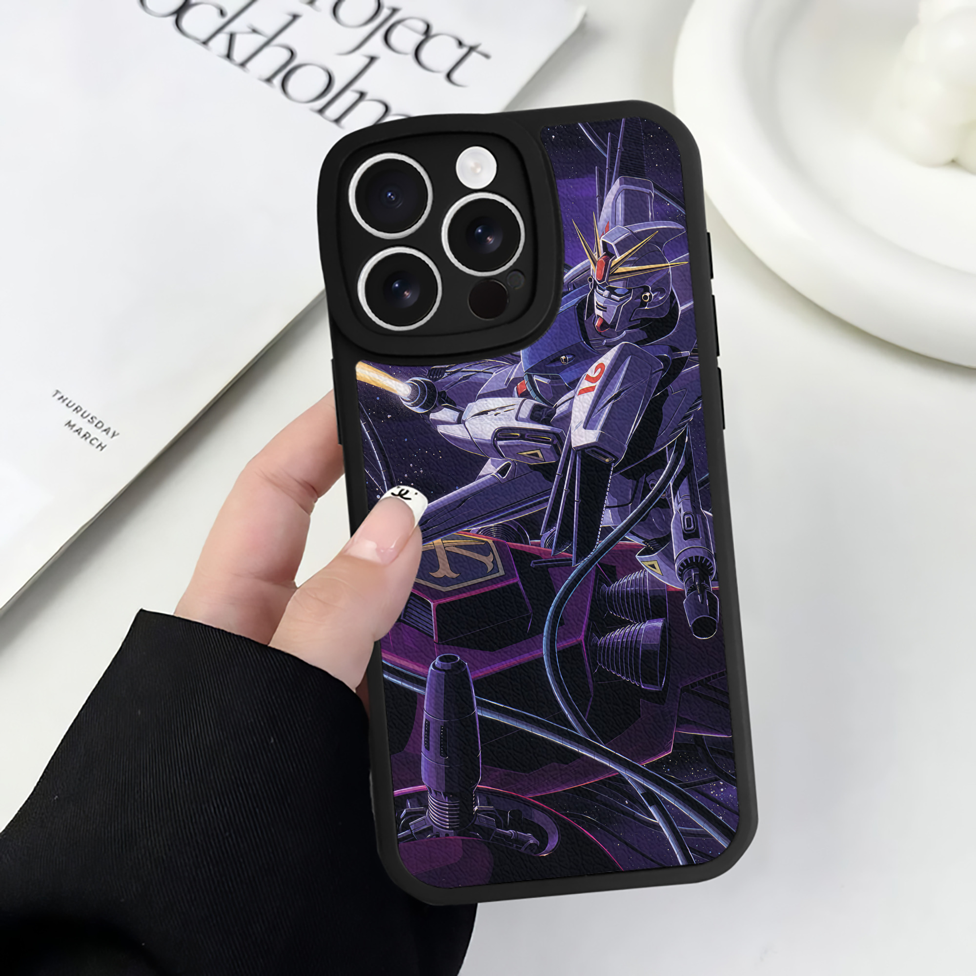 （画像用） 機動戦士ガンダム Mobile Suit Gundam 【iPhone 16シリーズ対応】シリコンスマホケース（レザー調） 材質：シリコン